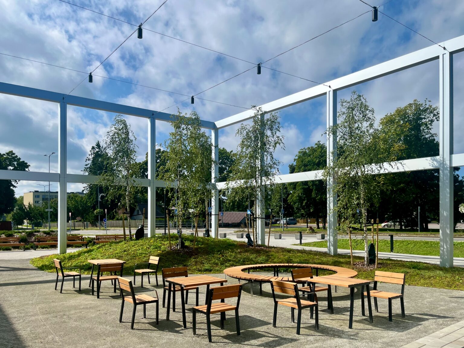 Harku vallamaja ruumiline raamistik, haljastus ja istumisala